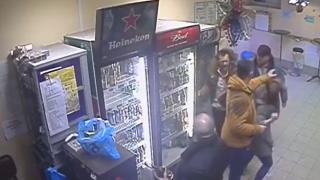 Мрежата прегря заради ВИДЕО, в което слабичка продавачка направо умъртви агресивен бабаит (СНИМКИ)