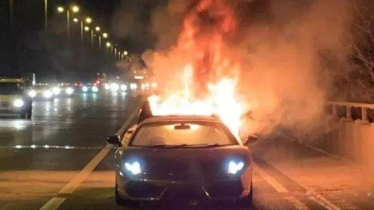 Позлатен Lamborghini изгоря, докато бизнесмен се фукаше с него пред любовницата си (СНИМКИ/ВИДЕО)