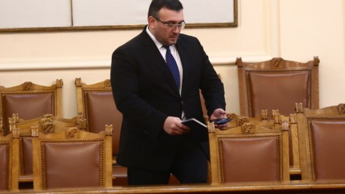 Младен Маринов изпраща абитуриент