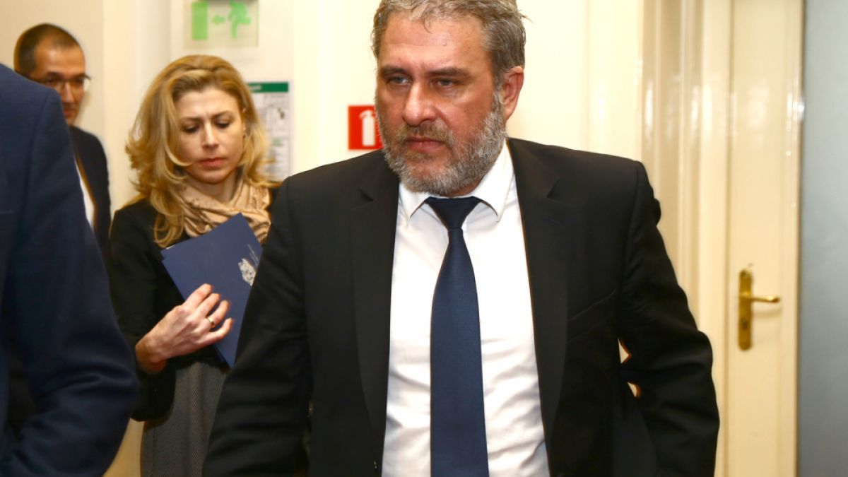 Боил Банов иска оставката на директора на Националното музикално училище в София
