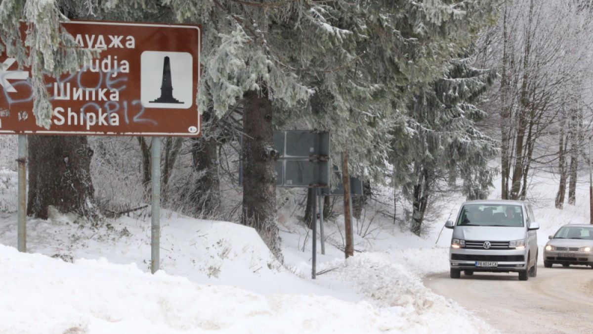Гламави ербапи с малки деца заседнаха и бедстваха на пътя Шипка - Бузлуджа 