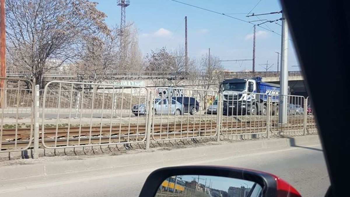 Сигнал до БЛИЦ! Адска верижна катастрофа до моста на "Подуяне" в София (СНИМКИ/ВИДЕО)