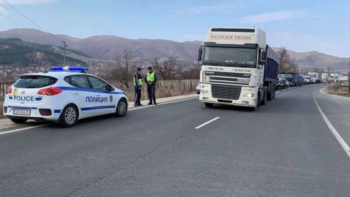 Пожар край София предизвика хаос на Е-79 (СНИМКИ)