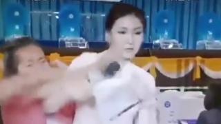 Жена с отвертка в ръка нападна телевизионна водеща в ефир (СНИМКИ/ВИДЕО)