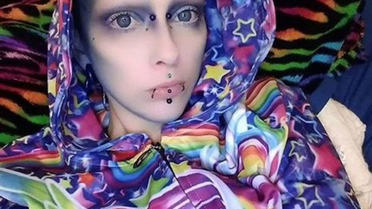 Трансджендър отряза зърната си, за да живее като безполово извънземно (СНИМКИ 18+) 