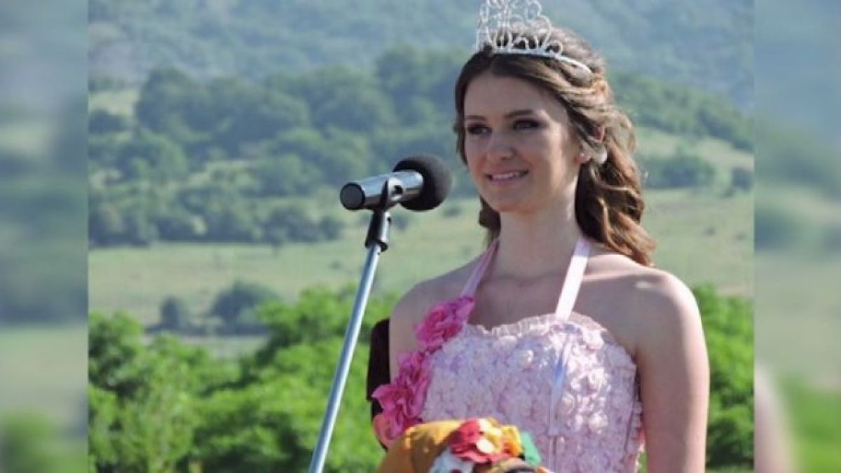 Царица Роза хвърли короната и нахлузи фуражката, ще става офицер в армията (СНИМКИ)