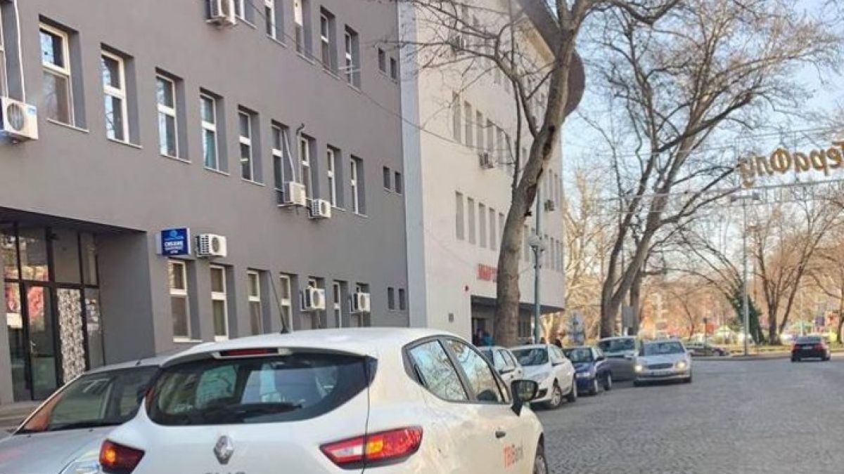 Шофьори тарикати вбесиха пловдивчани с наглото си паркиране на пъпа на града (СНИМКИ)