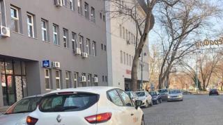 Шофьори тарикати вбесиха пловдивчани с наглото си паркиране на пъпа на града (СНИМКИ)