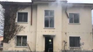 Огнен ад в Поморие, пламна сграда на първа линия! (СНИМКИ)