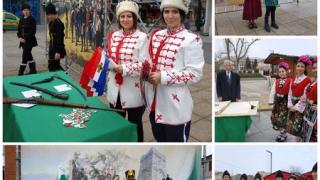 Мила гледка: Красиви въстанички в униформи се появиха в Бургас (СНИМКИ)