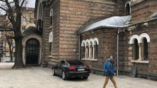 Митрополит паркира като баровец пред столичен храм (СНИМКА)