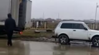 "Лада Нива" влачи  огромен ТИР като детско камионче (ВИДЕО)