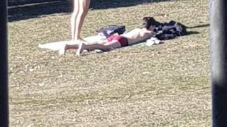 Полуголи мъже в градинката около НДК сащисаха мрежата (СНИМКИ 18+)