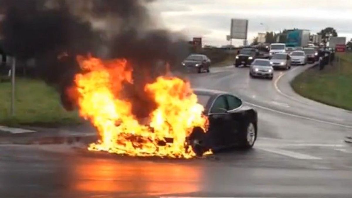 В две нови тежки катастрофи на Tesla шофьорите им загинаха по ужасяващ начин   
