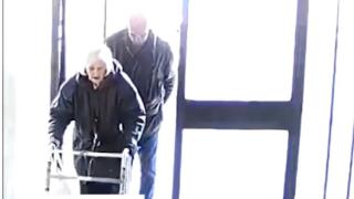 Нова подла измама бърка в джоба на възрастните хора, пазете се от... (ВИДЕО)