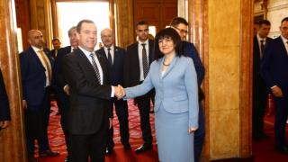 Цвета Караянчева изненада Медведев с подарък! Закичи го с... (СНИМКИ)