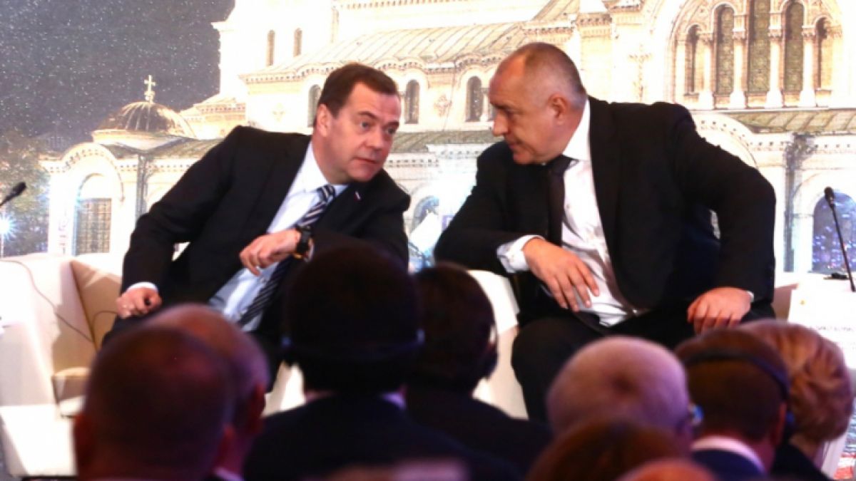 Медведев брал голям срам в София заради немарлив чиновник, после дал съвет да вържем лева към юана