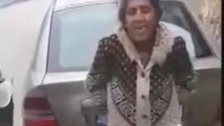 Циганка, погазила закона, се опъна на полицаи, те я снимат и стана скандал (ВИДЕО)