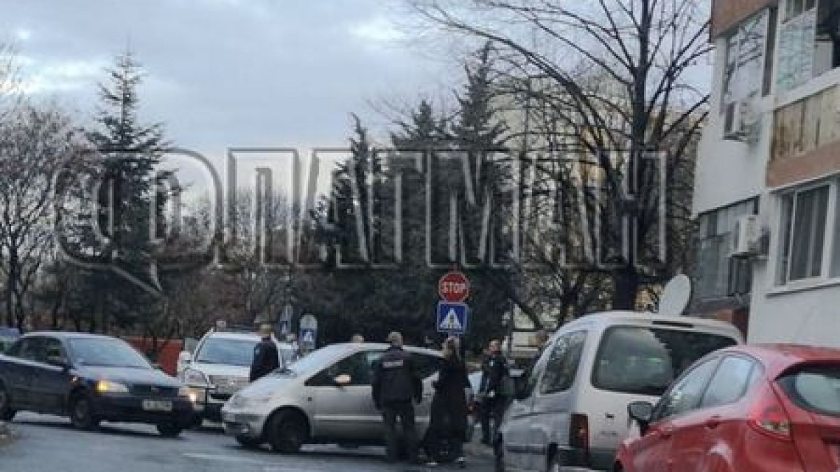 В бургаския кв. "Изгрев" гъмжи от полиция, и дама от Монтана вече е с белезници (СНИМКИ/ВИДЕО)