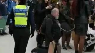 Чернокожа строга господарка влачи на синджир възрастен бял мъж в центъра на Лондон (СНИМКИ/ВИДЕО 18+)