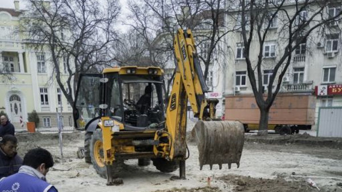 Само в БЛИЦ! Цяла Варна се стича да види гигантските кокали на динозавъра в разкопаната Шишкова градинка (СНИМКИ)