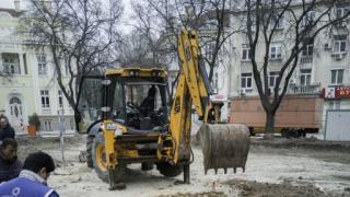 Само в БЛИЦ! Цяла Варна се стича да види гигантските кокали на динозавъра в разкопаната Шишкова градинка (СНИМКИ)