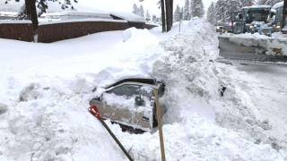 Водач на снегорин изрови затрупана в преспа кола и онемя от това, което шаваше вътре (СНИМКИ)