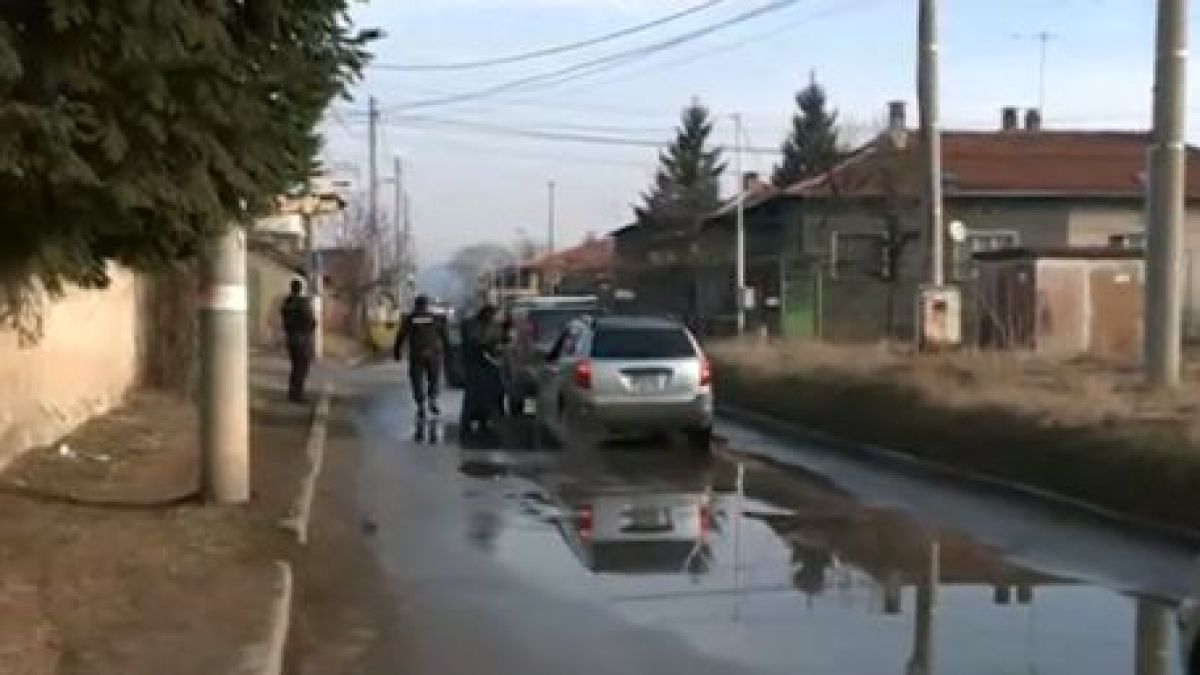 Първи СНИМКИ от екшъна в "Орландовци"! Пълна блокада, командоси спират всяка кола 