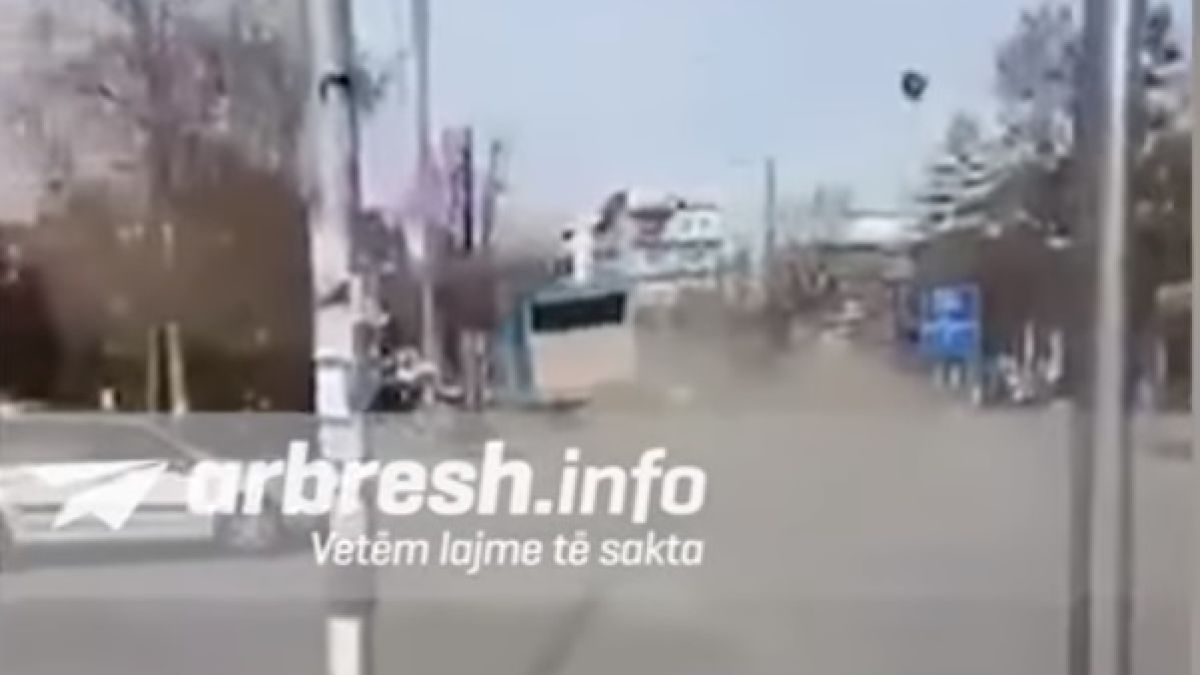 Ужас в Косово! Камион връхлетя върху пешеходци, има жертви (ВИДЕО)