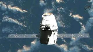 Американският кораб „Дракон“ се приводни в Атлантическия океан