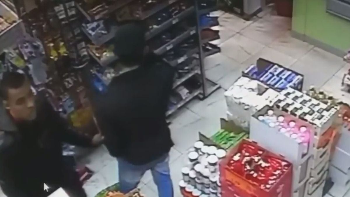 Познавате ли тези двама мъже? Изключително нагли крадци са! (ВИДЕО)