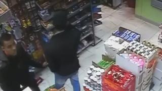 Познавате ли тези двама мъже? Изключително нагли крадци са! (ВИДЕО)