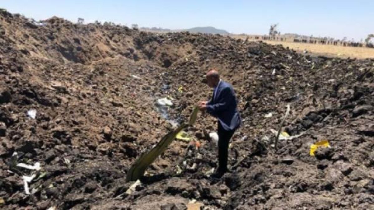 Първи ужасяващи СНИМКИ от мястото, където се разби самолетът на Ethiopian Airlines