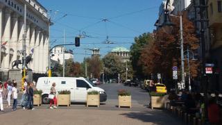 СНИМКА на захвърлено дамско бельо на „Витошка“ събра очите на столичани – защо ли 