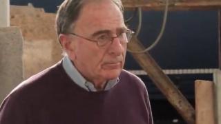 Дърт милиардер отмъсти на бившата с огромна СНИМКА на новата си млада жена