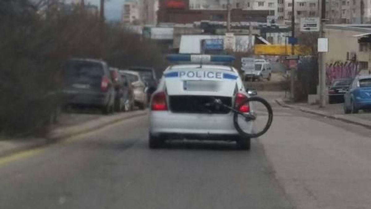 Цялата мрежа се чуди: Защо от багажника на тази патрулка се подава... (СНИМКИ)