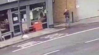Минувач се спаси на косъм от ужасна смърт (СНИМКИ/ВИДЕО)