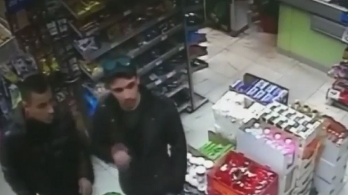 Двама мургави мъже си пъхнаха нещо гащите, но камера в хранителен магазин в Бургас ги улови (ВИДЕО)
