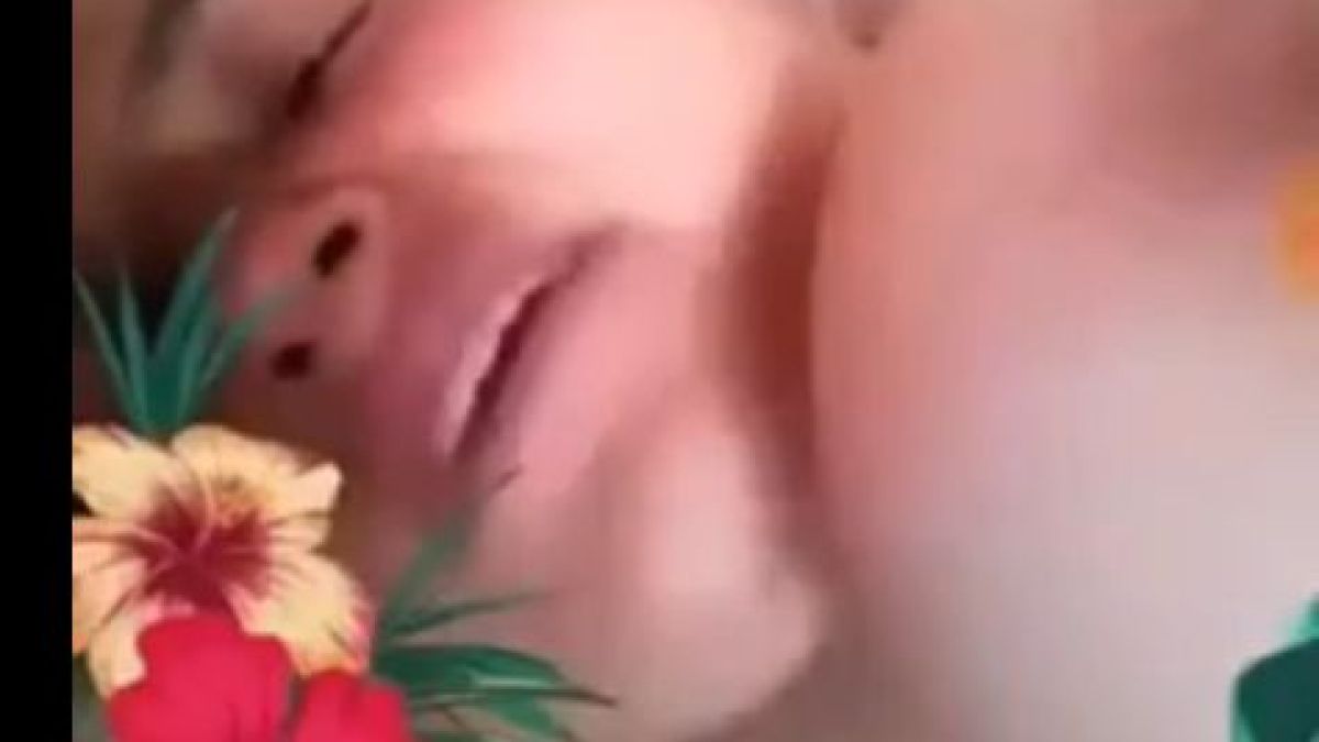 Зайнепа записа порно ВИДЕО 18+ за съпруга си гурбетчия, но по погрешка го прати на над 2000 приятели във фейсбук! 