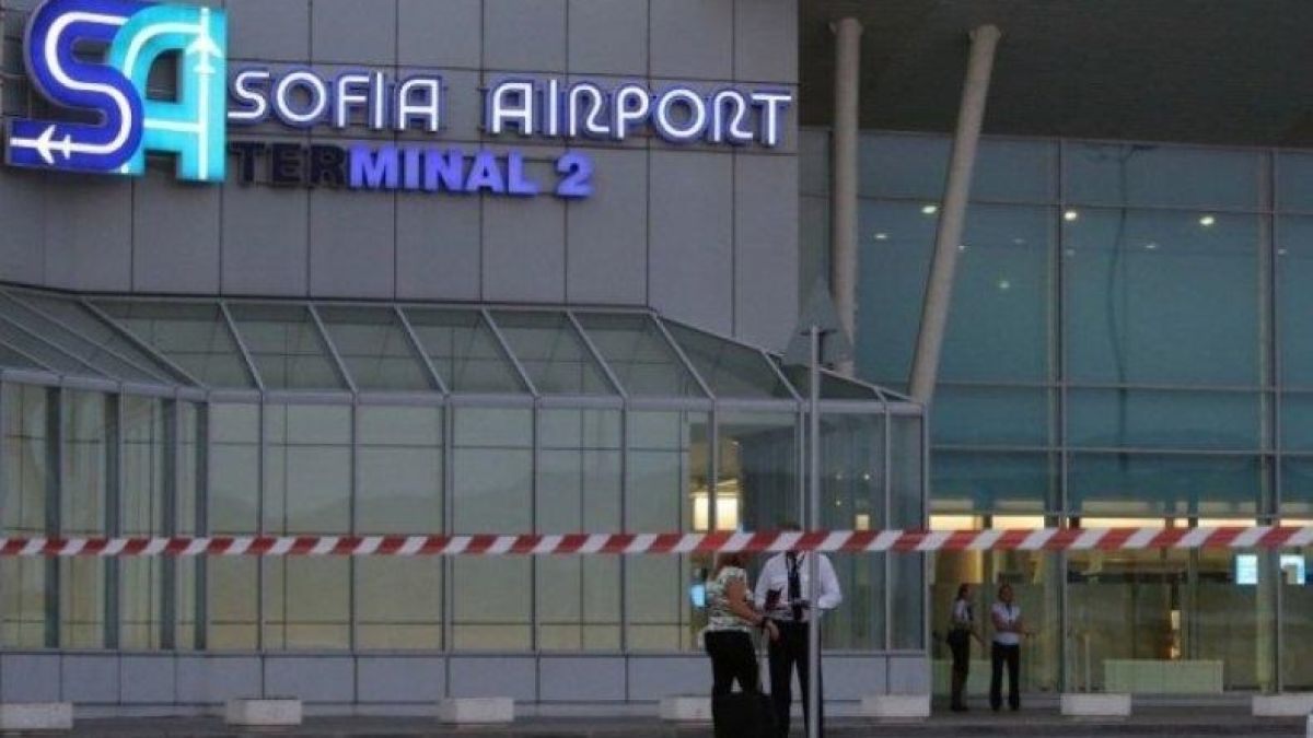 Първи СНИМКИ от извънредната ситуация със самолет на Turkish Airlines на летище „София“