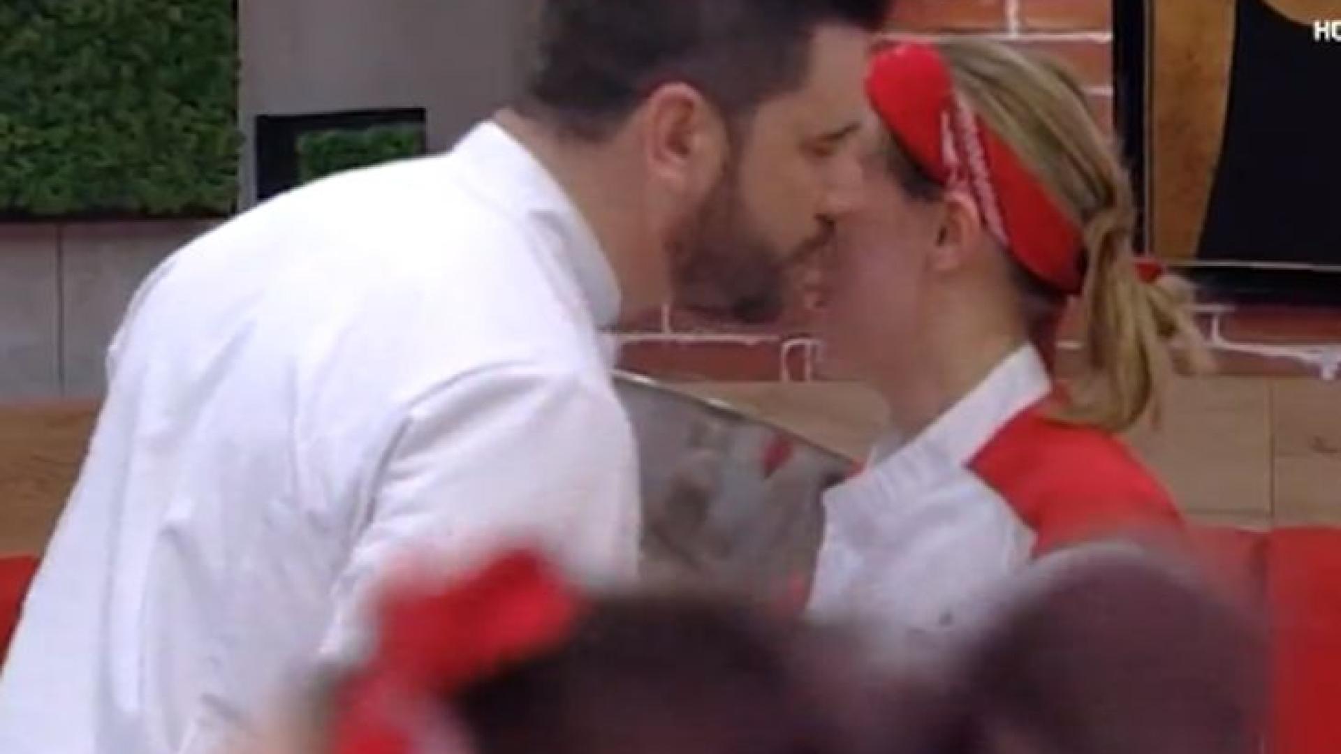 Горещи ласки в Hell's Kitchen, шеф Ангелов целуна участничка в риалитито! (СНИМКИ)