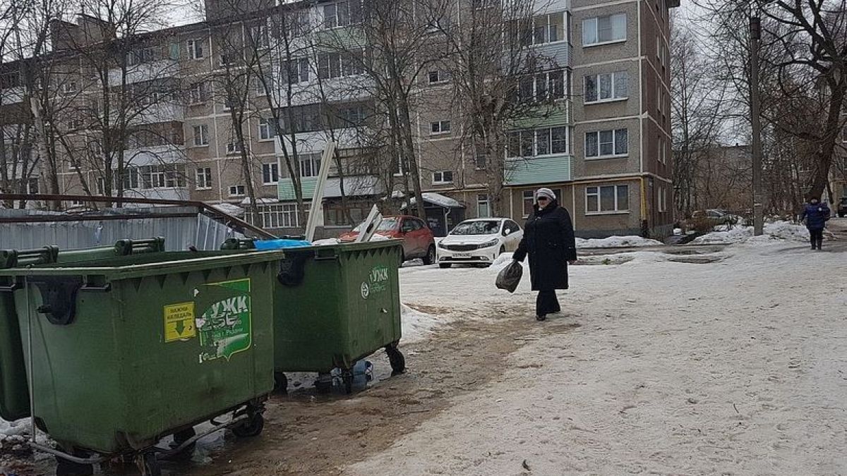Жена роди по време на парти и хвърли бебето в кофа за боклук, за да си продължи пиенето (СНИМКИ)