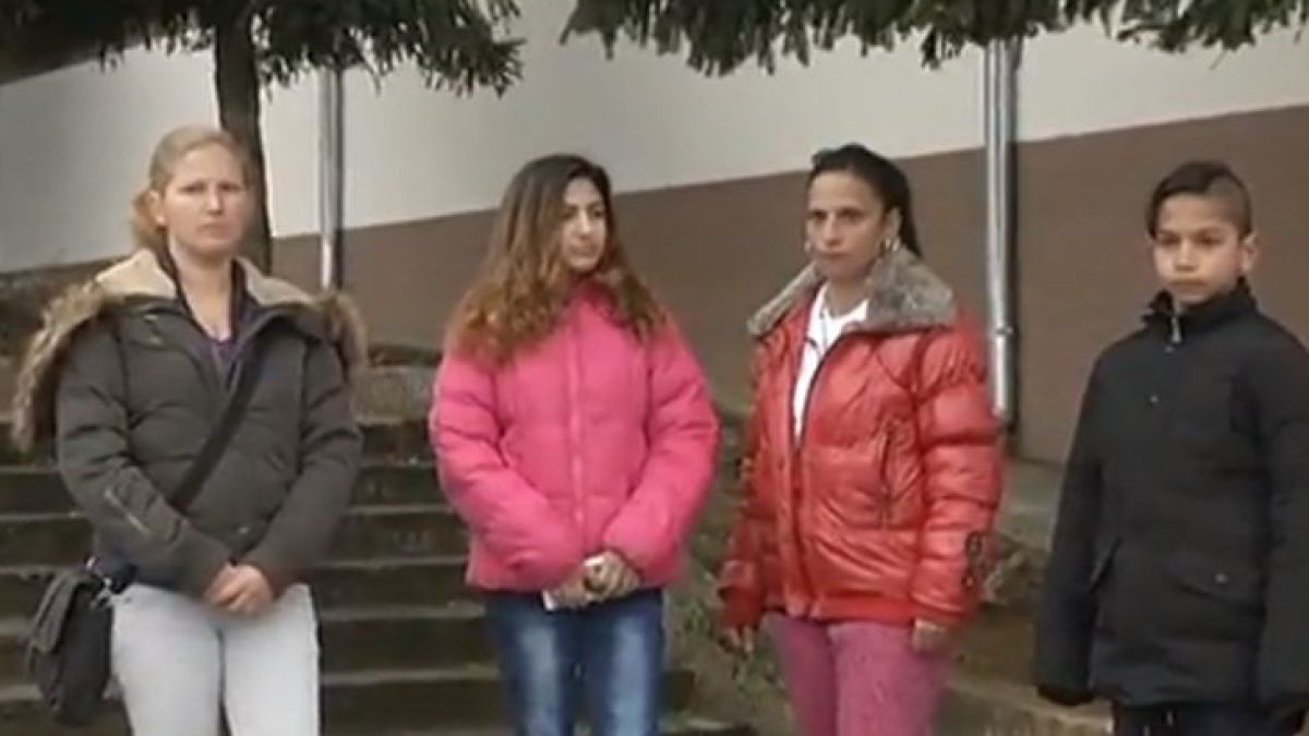 Буйна ромка налага друго дете в училище, възпитателят ги разтървава с юмруци - кой е виновният?!
