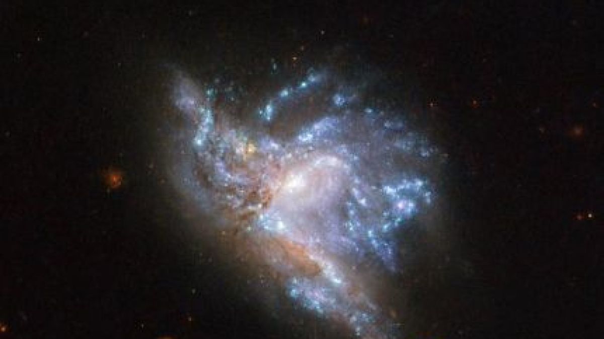 Уникални СНИМКИ на сблъсък между две галактики в съзвездие Херкулес показа НАСА  