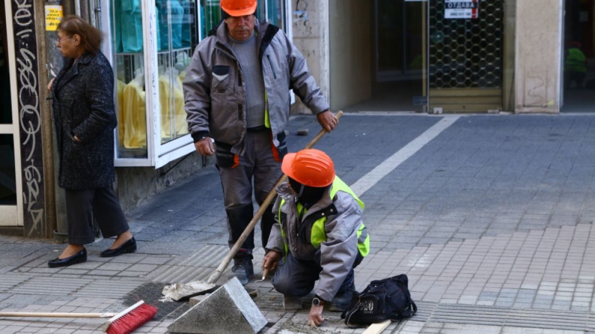 Куриоз в БЛИЦ! Укрепват "перките" на "Графа", вместо да ги махат (СНИМКИ)