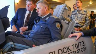 Ето го изстребителя F16, пръв го подкара...
