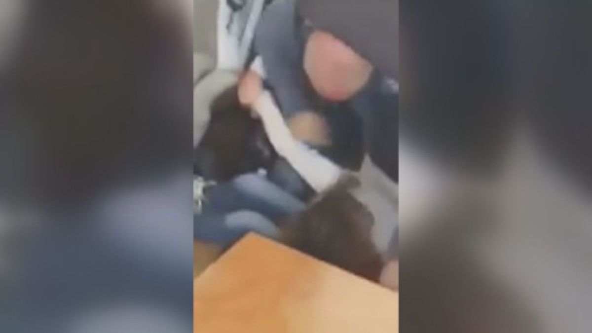 Извънредна новина за възпитателя, който разтърва с юмруци женски бой в училище