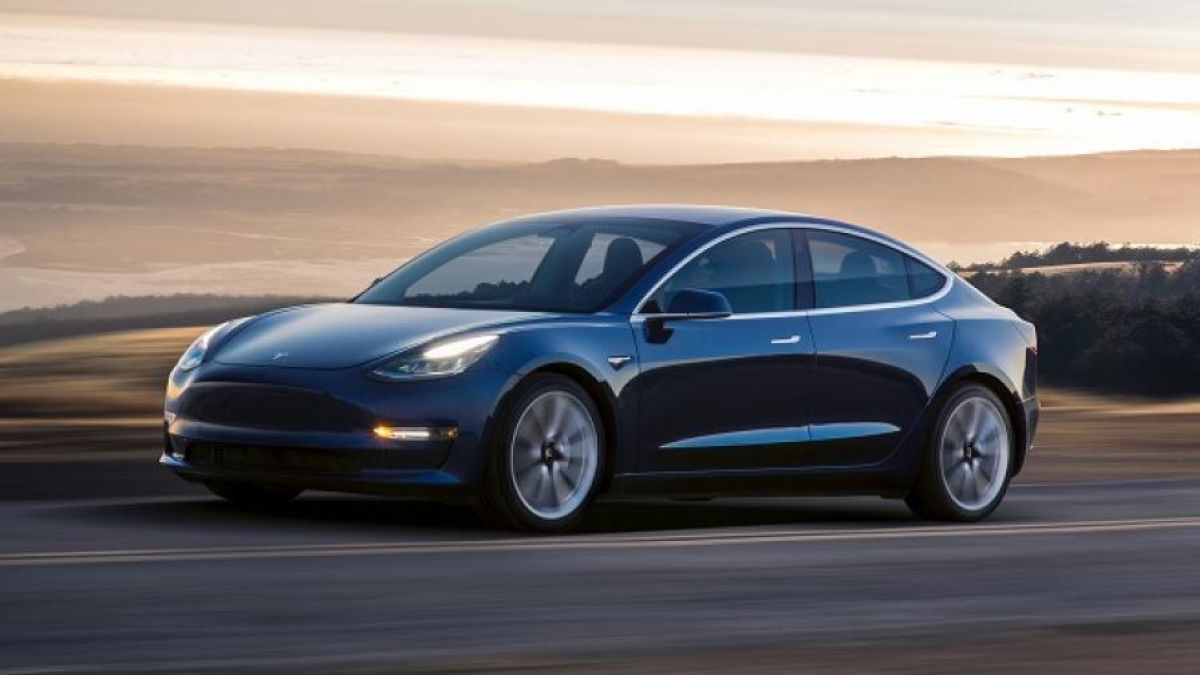  Водач на Tesla бе запечатан на ВИДЕО как прави нещо шокиращо при 120 км/ч