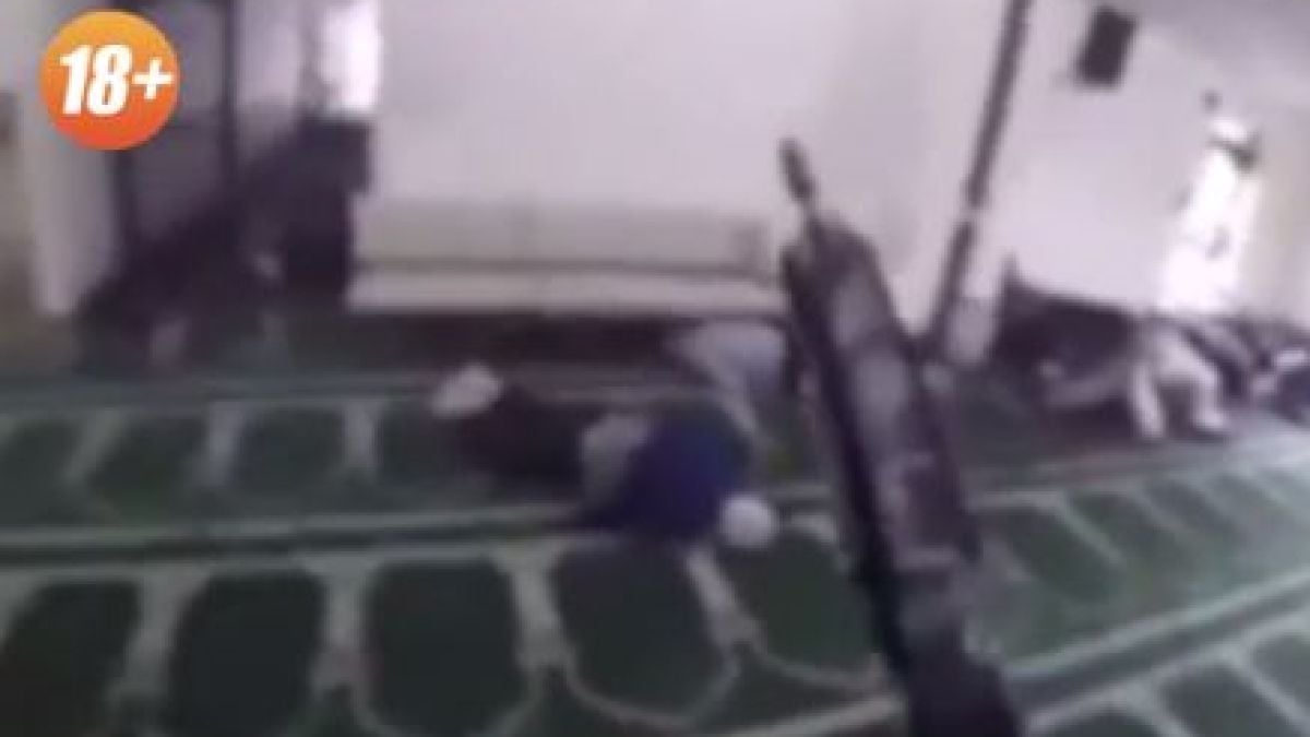 Ужасяващо ВИДЕО 18+ от касапницата в джамията, килърът снима как разстрелва десетки мюсюлмани 