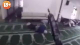 Ужасяващо ВИДЕО 18+ от касапницата в джамията, килърът снима как разстрелва десетки мюсюлмани 